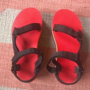 Teva pride flatforms